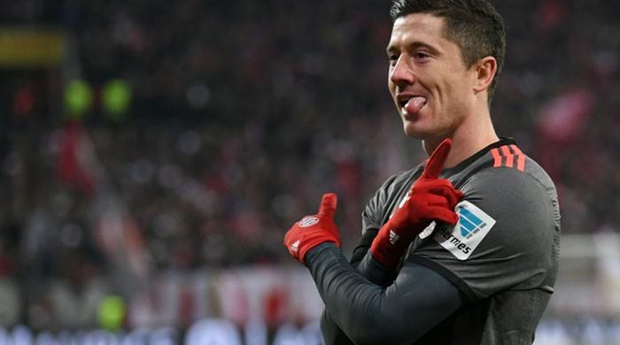 Lewandowski puts Bayern Munich back on top