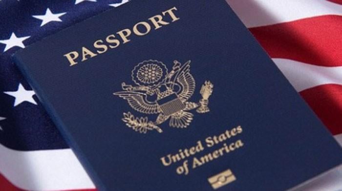 US govt halts new citizenship approvals
