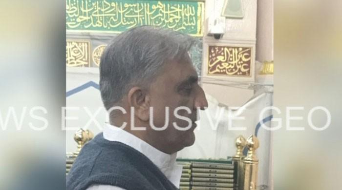 COAS Gen Qamar Bajwa pays respect at Roza-e-Rasool (S.A.W.) in Madina