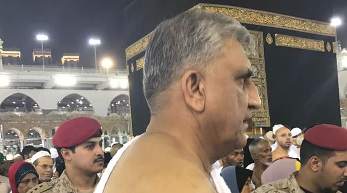 General Qamar Javed Bajwa performs his first Umrah after becoming COAS