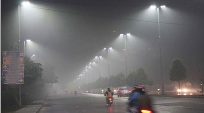 Heavy fog engulfs Lahore, Karachi and Peshawar, disrupts traffic