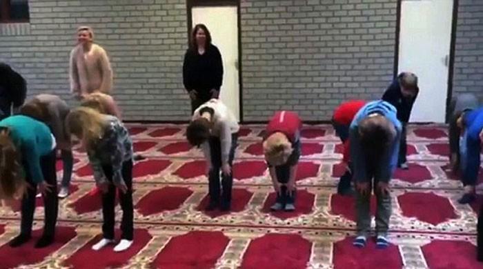 Dutch school children taught to pray at mosque