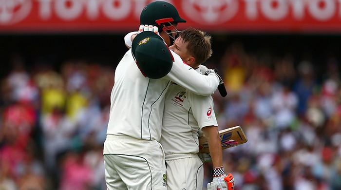 Australia run rampant after Warner´s record ton