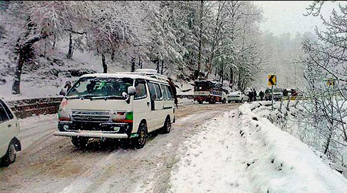 Heavy traffic jam in Murree due to snowfall