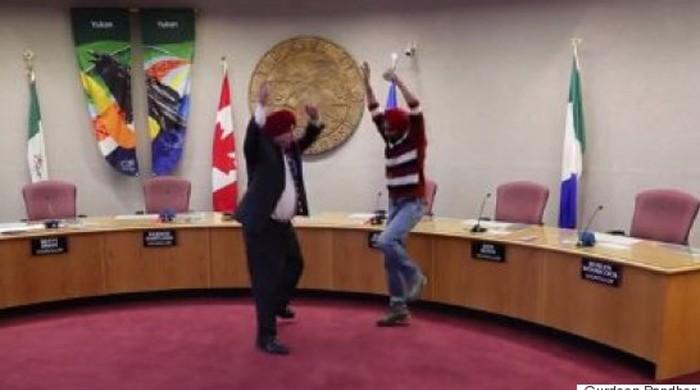 Whitehorse Mayor Dan Curtis breaks the Internet with his Bhangra