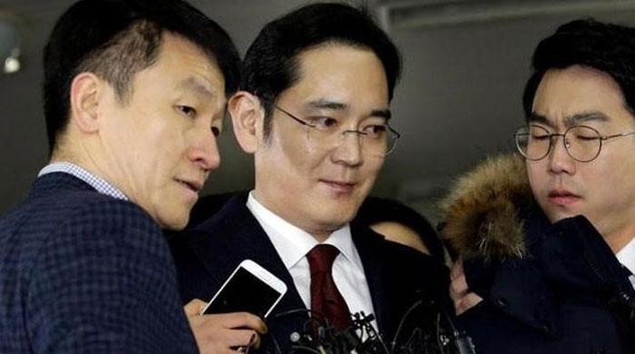 South Korea prosecutors accuse Samsung chief of bribery, seek arrest