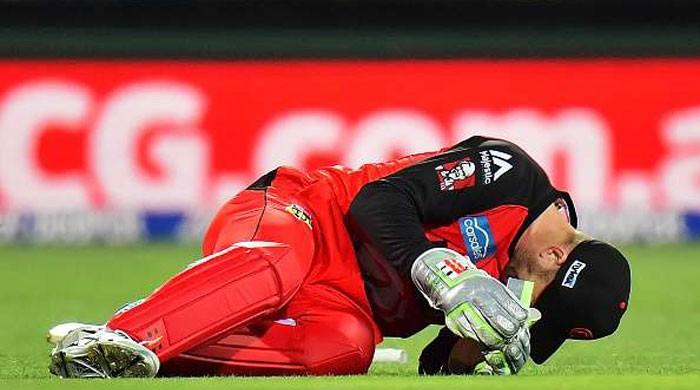 Renegades' Nevill hit by flying bat during Big Bash match
