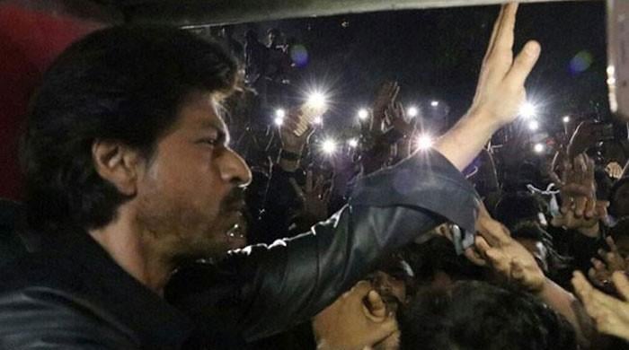 Raees promo turns deadly: Fan killed as crowd mobs SRK’s train