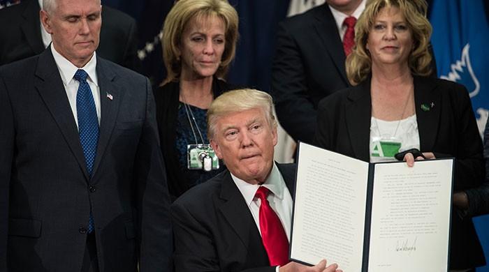 Trump signs order to start Mexico border wall project