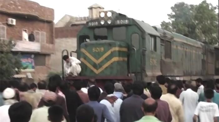Girl, boy commit suicide by jumping in front of train in Gujranwala
