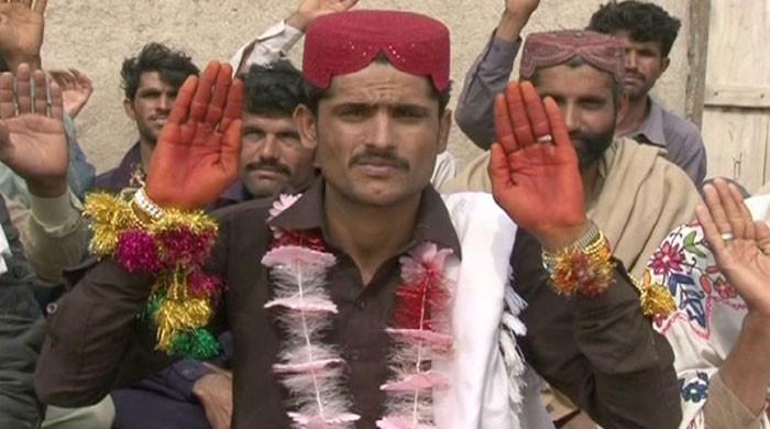 Bride runs away from wedding in Ghotki, groom stages sit-in Bride runs away from wedding in Ghotki, groom stages sit-in