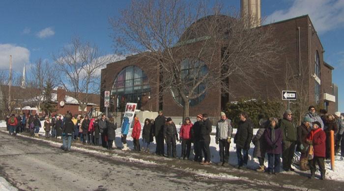 Canadians form human chain around mosque in show of solidarity with Muslims