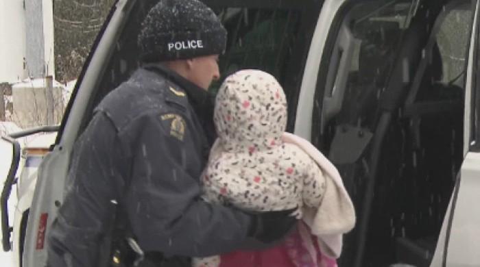 Syrian refugee crisis: Asylum-seeking family crosses into Canada in -15C