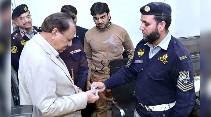 President Mamnoon visits traffic police office to get license