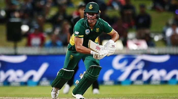De Villiers steers South Africa home with a ball to spare