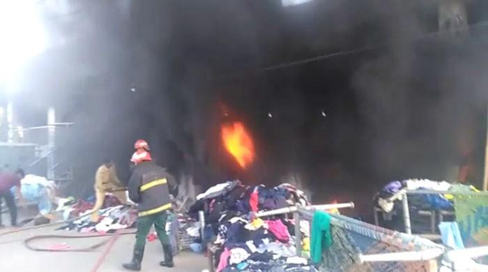 Fire engulfs 10 shops in Multan Fire engulfs 10 shops in Multan