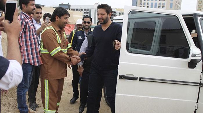 Afridi enjoys lunch with labourers in Dubai