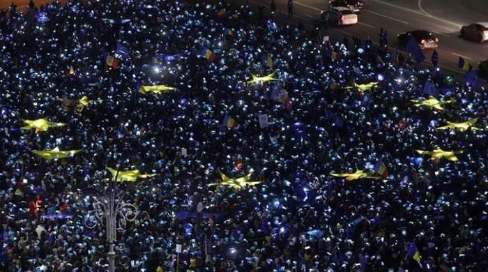 Thousands of Romanians form EU flag at anti-government rally