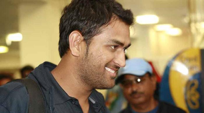 MS Dhoni escapes fire at Delhi hotel