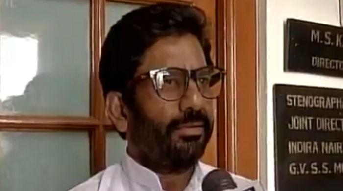 Major Indian airlines bar Shiv Sena MP for beating employee