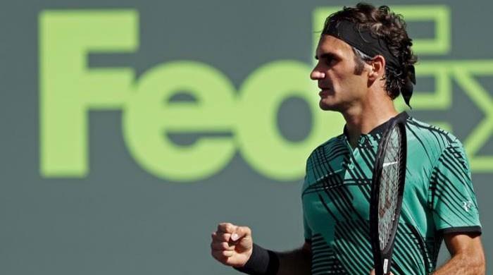 Federer rolls on with win over del Potro