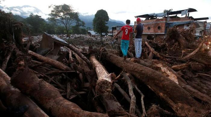 Frantic rescuers dig for Colombia flood victims, 254 dead