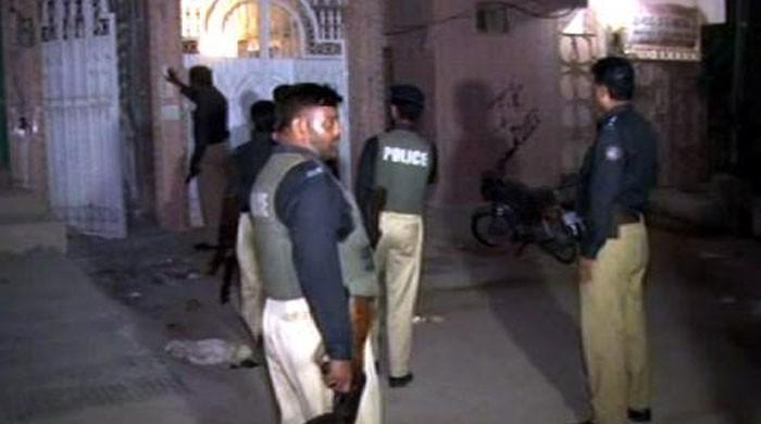 Police nab 30 suspects in overnight Karachi raids