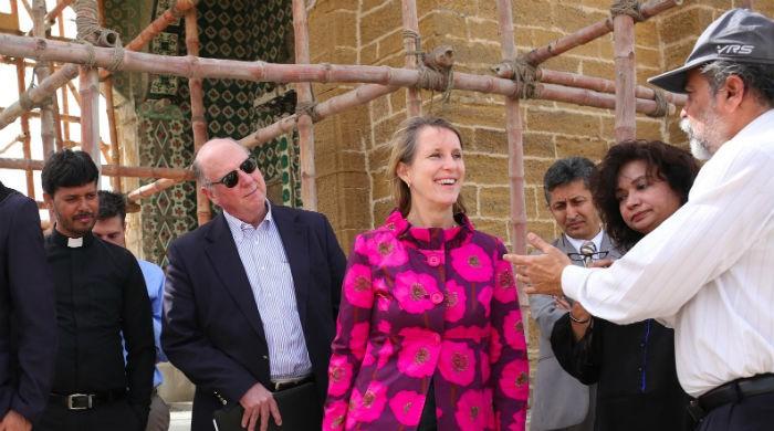 US Consul General visits temple in Manora