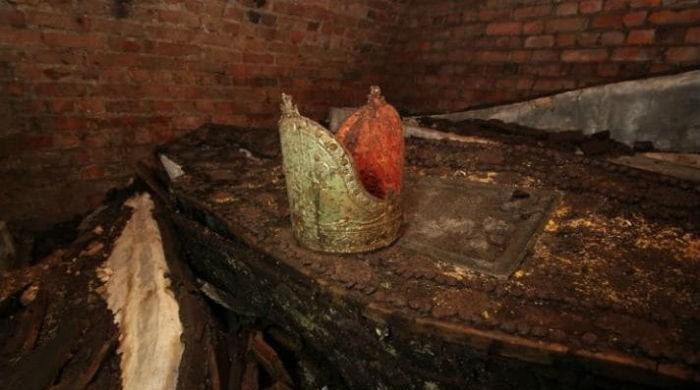 Builders find ‘lost’ archbishops in London crypt