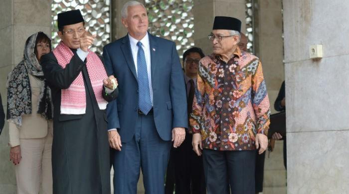 Pence tours Indonesian mosque in outreach to Muslims