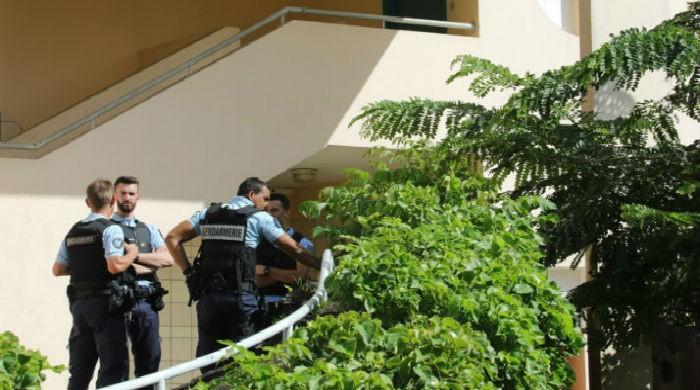 Suspected Muslim covert wounds 2 policemen in France´s Reunion island