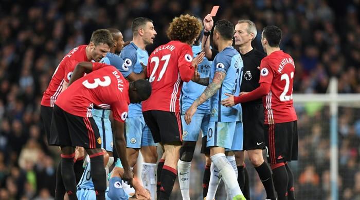 Fellaini sent off as Man Utd, Man City draw blank