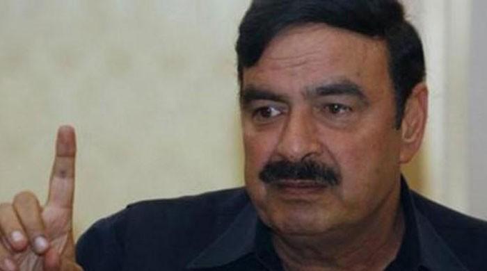 Sheikh Rashid cautions govt against 'clashing with institutions'