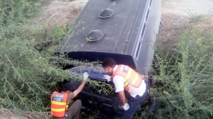 15 prisoners, seven police personnel injured in DI Khan accident