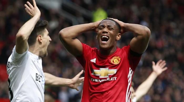 United held at home by Swansea after Sigurdsson strike