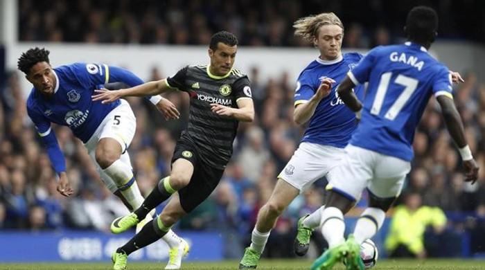 Chelsea take step towards title with win at Everton