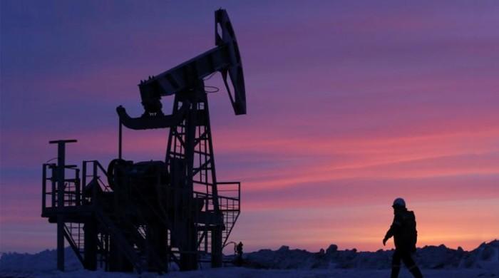 Oil rebounds on US stocks drawdown, but declining OPEC compliance weighs