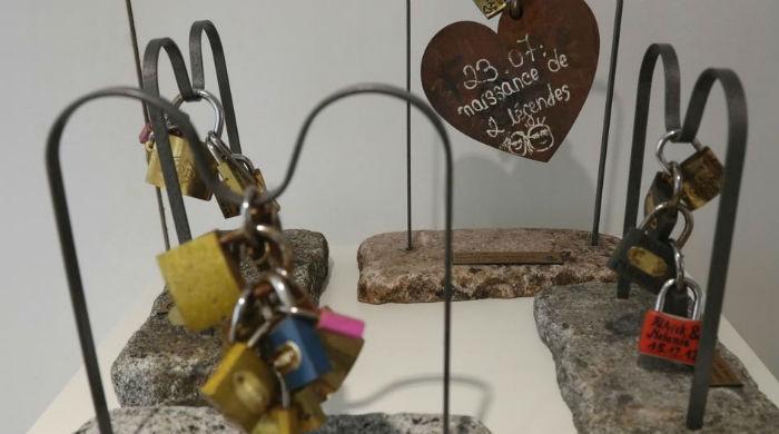 ´Love locks´ on the block in Paris charity auction