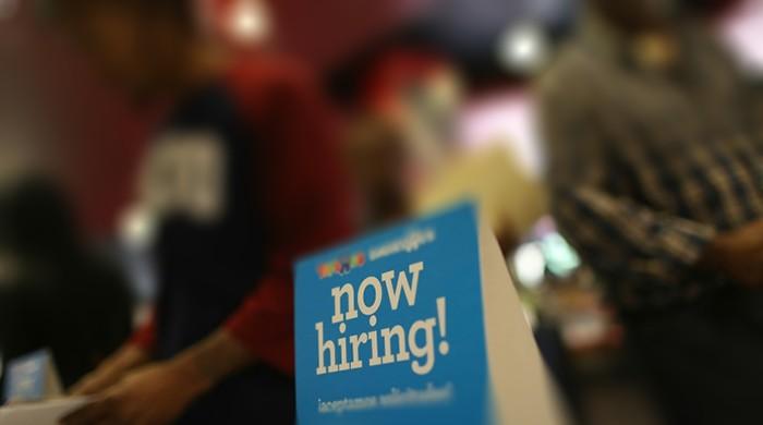 US jobless benefits claims swing low at April's end