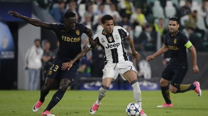 Inspired Alves leads Juventus into Champions League final