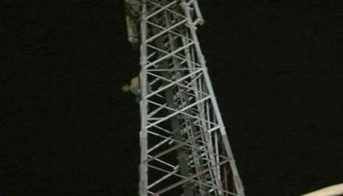 Teenager attempts suicide, jumps from mobile tower in Multan 