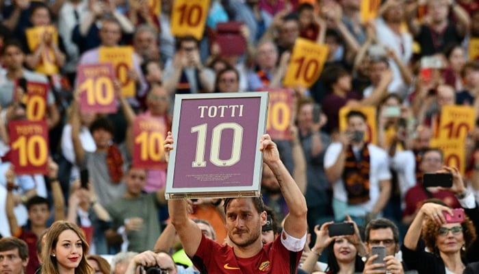 Roma clinch second spot with last-gasp win on Totti's farewell 