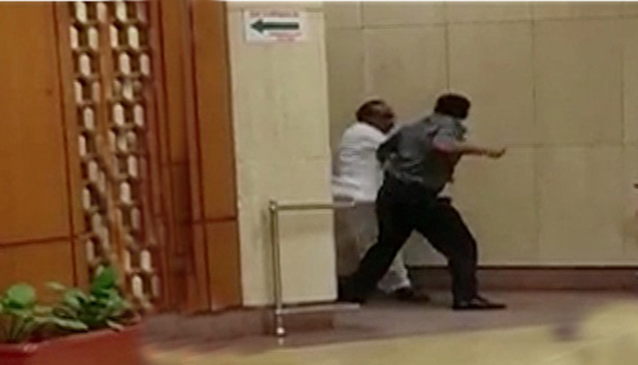 ASF, Customs employees brawl at Karachi airport