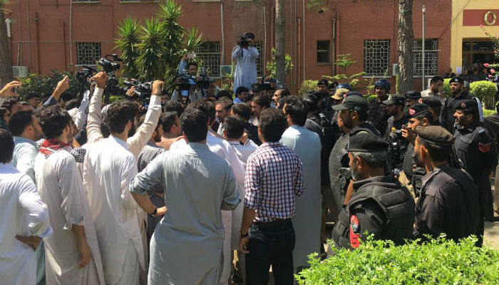 Police baton-charge protesting doctors in Peshawar; detain five