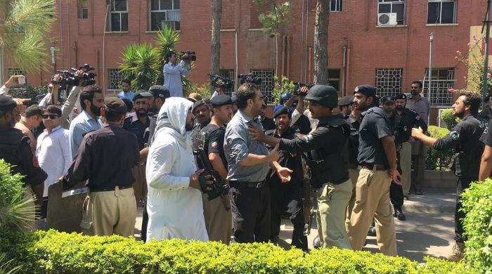 Police baton-charge protesting doctors in Peshawar; detain five