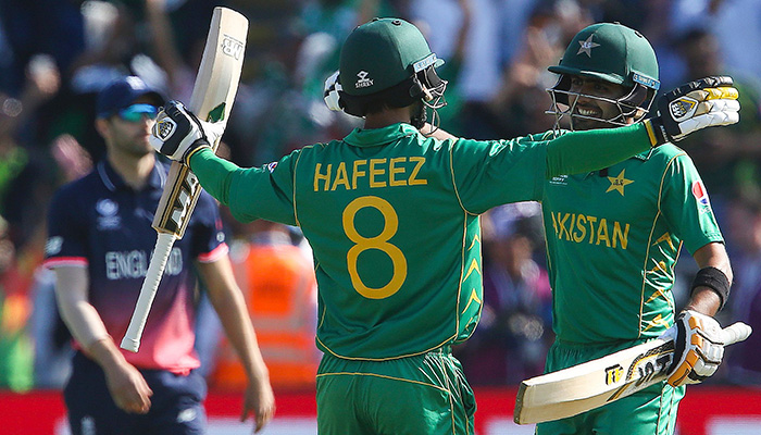  Mohammad Hafeez (L) and Pakistan´s Babar Azam celebrate after winning the ICC Champions Trophy semi-final cricket match between England and Pakistan - AFP