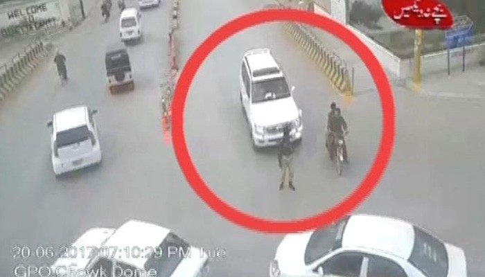Photo shows MPA Achakzai driving vehicle which fatally ran over Quetta policeman