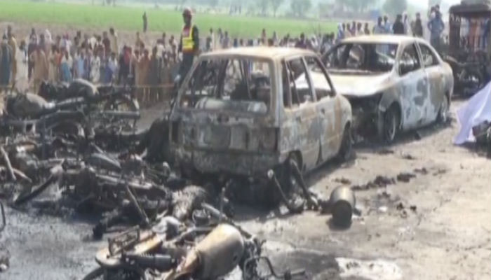 153 die in oil tanker explosion in Pakistan 153 die in oil tanker explosion in Pakistan