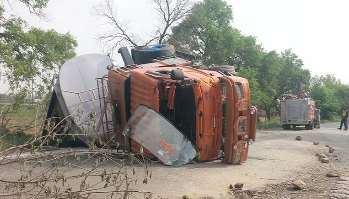 Oil tanker crashes in Attock