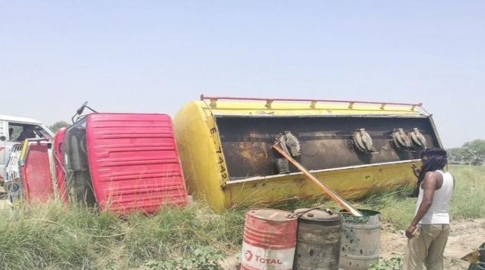 Locals pilfer fuel after oil tanker crashes in Vehari 